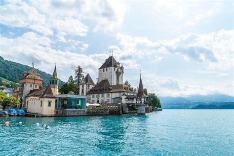 Castillo De Oberhofen Con El Lago Thun En Suiza Foto Premium