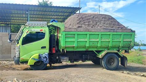 Truk Jomplang Mobil Truk Hino Dutro 300 X Power Bongkar Muatan Pasir