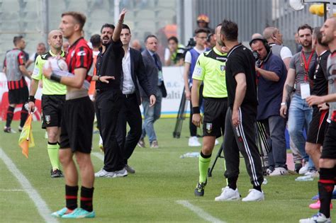 De Zerbi Esulta Tra I Tifosi Per L Impresa Del Brighton Dedica