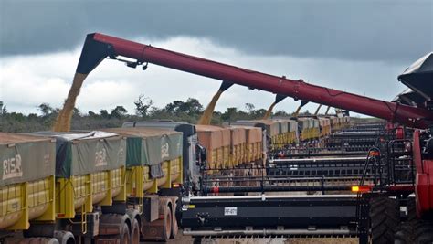 Como é dirigir uma colheitadeira gigante Revista Globo Rural