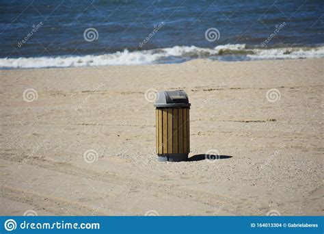 Gele Houten Vuilnisbak Op Het Strand Stock Foto Image Of Landschap