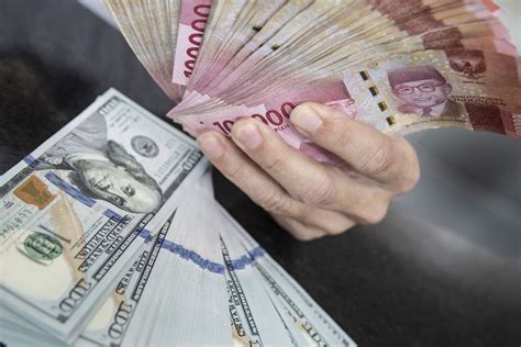 Rupiah Dibuka Melemah Pagi Ini Ke Level Rp Per Dolar As Makro