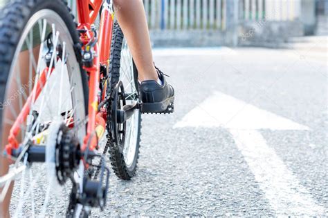 Primer Plano De Un Ni O Piernas Montadas En Su Bicicleta Listo Para