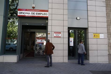 El paro baja en 1 200 personas en verano y el empleo marca nuevo récord