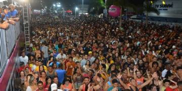 Ivete Arrasta Um Mar De Gente Pela Avenida