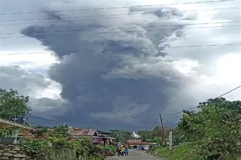 Erupsi Gunung Marapi Bnpb Hujan Abu Disertai Batu Terjadi Di Sumbar