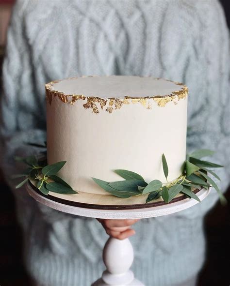 Pin de Ines C Jorge em Decoração casamento dourado e branco Bolos