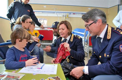 La Polizia In Visita Nel Reparto Di Pediatria Dell Ospedale Goretti Latina Ore It