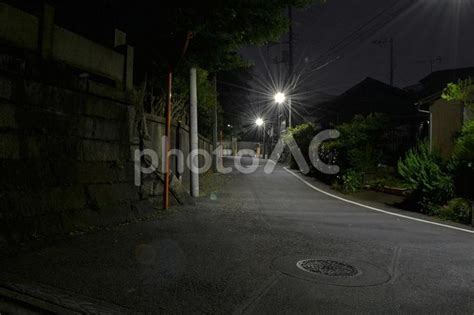 防犯のイメージ 暗い夜道と外灯 No 24176129｜写真素材なら「写真ac」無料（フリー）ダウンロードok