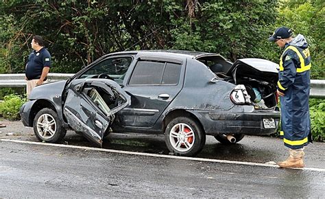 Mãe e três filhos ficam feridos após carro sair da pista em rodovia do