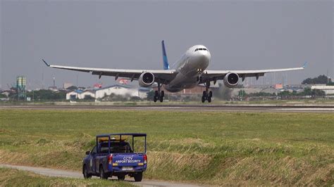 Menit Seru Nonton Pesawat Takeoff Landing Di Bandara Soekarno