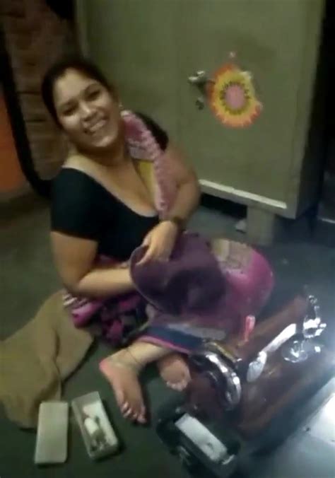 Hot Aunty Cleavage XXX Indian Films ThisVid