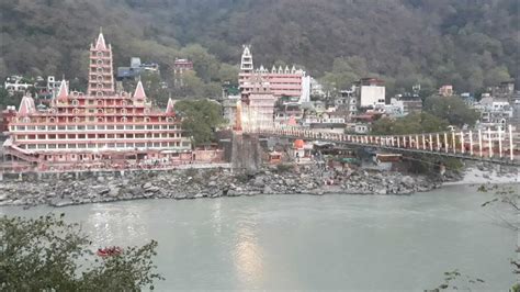 Rishikesh Cruzando El Puente Lakshman Jhula Y Ceremonia En El Templo