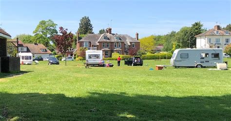 Unauthorised traveller encampment moves onto Godstone Green - Surrey Live