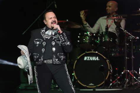 Pepe Aguilar muestra imágenes del trágico incendio que consumió una de