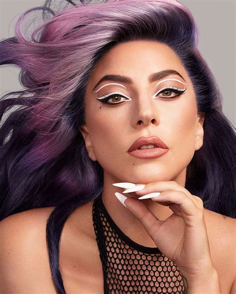 Lady Gaga S Makeup Artist Shares Her Guide To A Perfect Eyeliner Maquillage Masque Trucs De