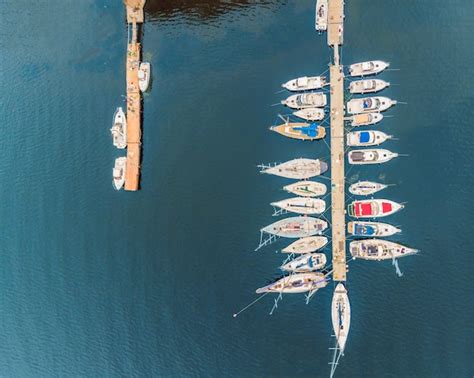 Lancha rápida del muelle un lote del puerto deportivo esta suele ser la