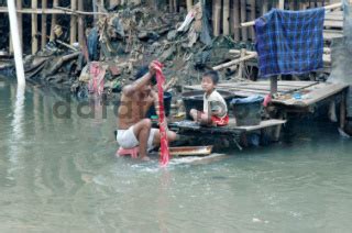 Warga Mencuci Pakaian Di Bantaran Sungai Ciliwung Datatempo