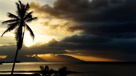 Sublime Coucher De Soleil Sur Moorea Vue Depuis La Chambr Flickr