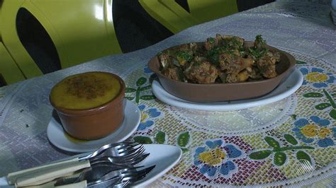 Panela de Bairro ensina a fazer galinha caipira pirão de parida