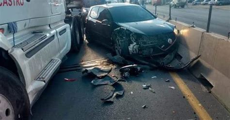 Automóvil choca contra tráiler en Periférico Norte