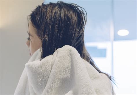 How to Towel-Dry Hair, According to Hair Pros – Hairstyle Camp