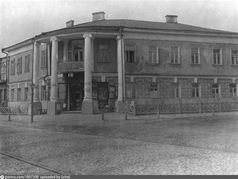 Дом № 2 на углу улицы Суворовская и Бутышевым переулком
