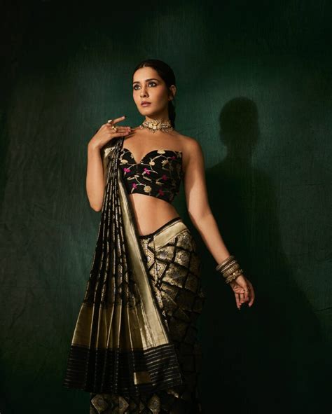 Raashi S Sizzling Hot Look In Silk Saree