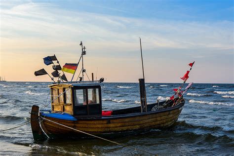 Kleines Fischerboot Aus Holz Am Strand Bild Kaufen 71207071 Image