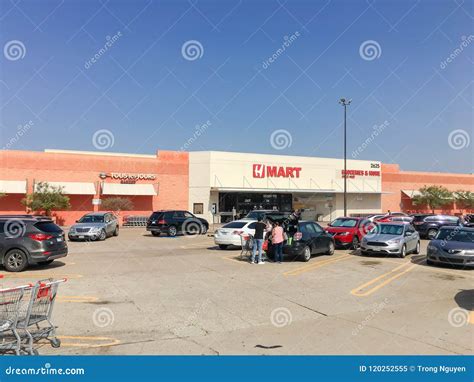 H Mart Supermarket Customer Loading Groceries into Car Trunk Editorial ...