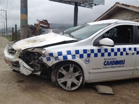 G1 Assaltantes rendem taxista capotam carro e são presos em Santa