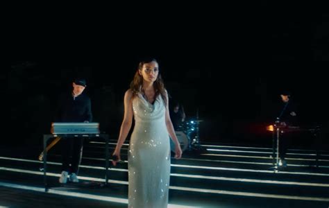 Sección visual de Chvrches Over Vídeo musical FilmAffinity