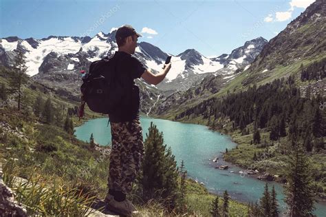 Caminante Con Mochila De Pie En Una Colina Y Hace Una Foto De Un