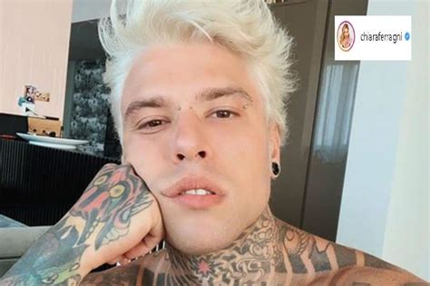 Fedez colpito da un virus intestinale mentre è in aereo