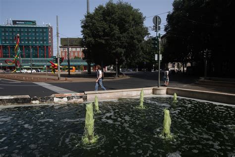 Siccit Chiuse Le Fontane In Centro A Milano Foto