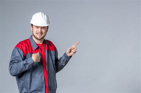 Vista Frontal Construtor Masculino De Uniforme Em Fundo Claro Foto