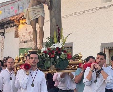 Los Vecinos De Valdeolmos Procesionaron A Su Cristo Atado A La Columna