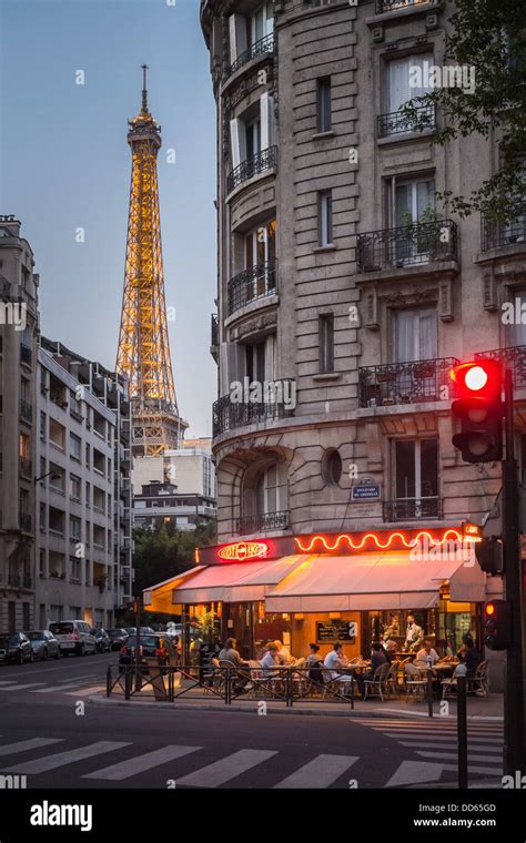 Paris cafe eiffel tower hi-res stock photography and images - Alamy