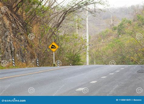 Estrada Afiada Da Curva No Monte Da Floresta Imagem De Stock Imagem