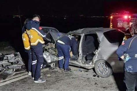 Gece yarısı feci kaza Otomobiller kafa kafaya çarpıştı 2 kişi