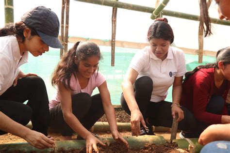 Estudiantes UDEP Y De La I E 14487 Construyen Invernadero En Lalaquiz