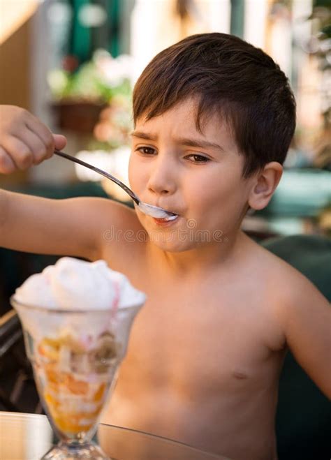 Niño Pequeño Que Come El Helado Foto de archivo Imagen de cuchara