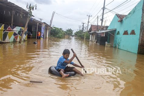 Sungai Cikaranggelam Meluap Banjir Di Desa Dawuan Cikampek Republika