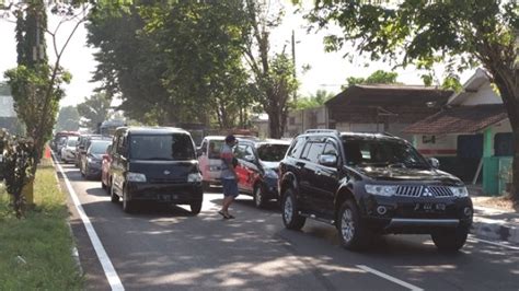 Truk Pengangkut 5 Ton Jeruk Terguling Di Ring Road Barat Arus Lalu