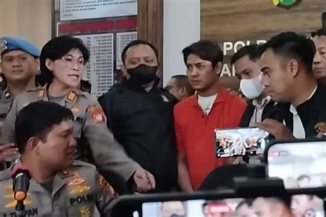 Rizky Billar Berbaju Tahanan Resmi Jadi Tersangka Dan Ditahan Kasus