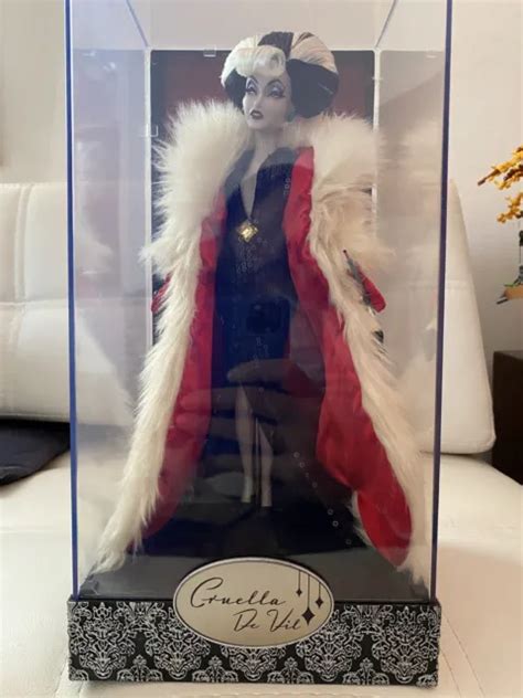 DISNEY VILLAINS DESIGNER Collection Cruella De Vil Crudelia Demon EUR