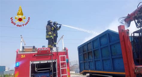 Fiamme Nel Camion Della Raccolta Rifiuti Intervento Dei Vigili Del