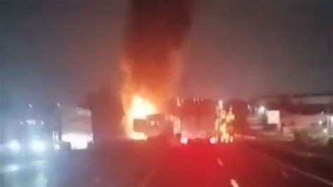 Caos en el Circuito Exterior Mexiquense por incendio de tráiler