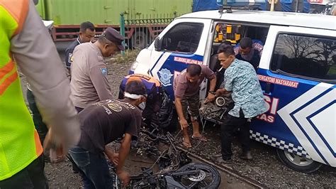 Saksi Ungkap Detik Detik Seorang Pemotor Tewas Tersambar Kereta Api Di