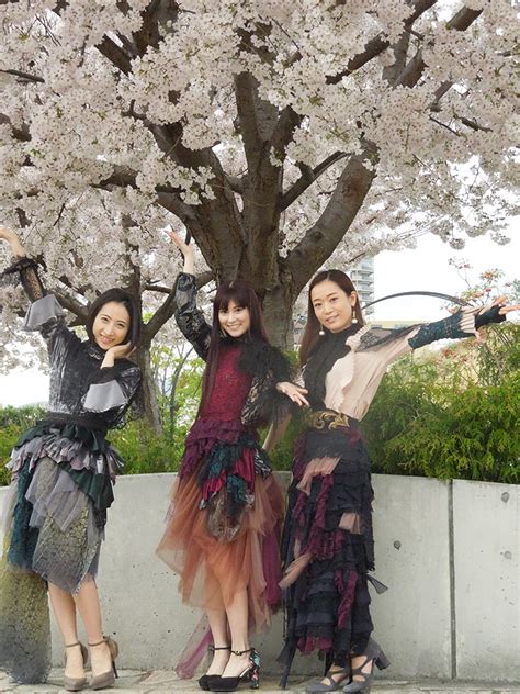 20枚目のシングル披露イベントを行った「kalafina」の（左から）hikaru、keiko、wakana ― スポニチ Sponichi